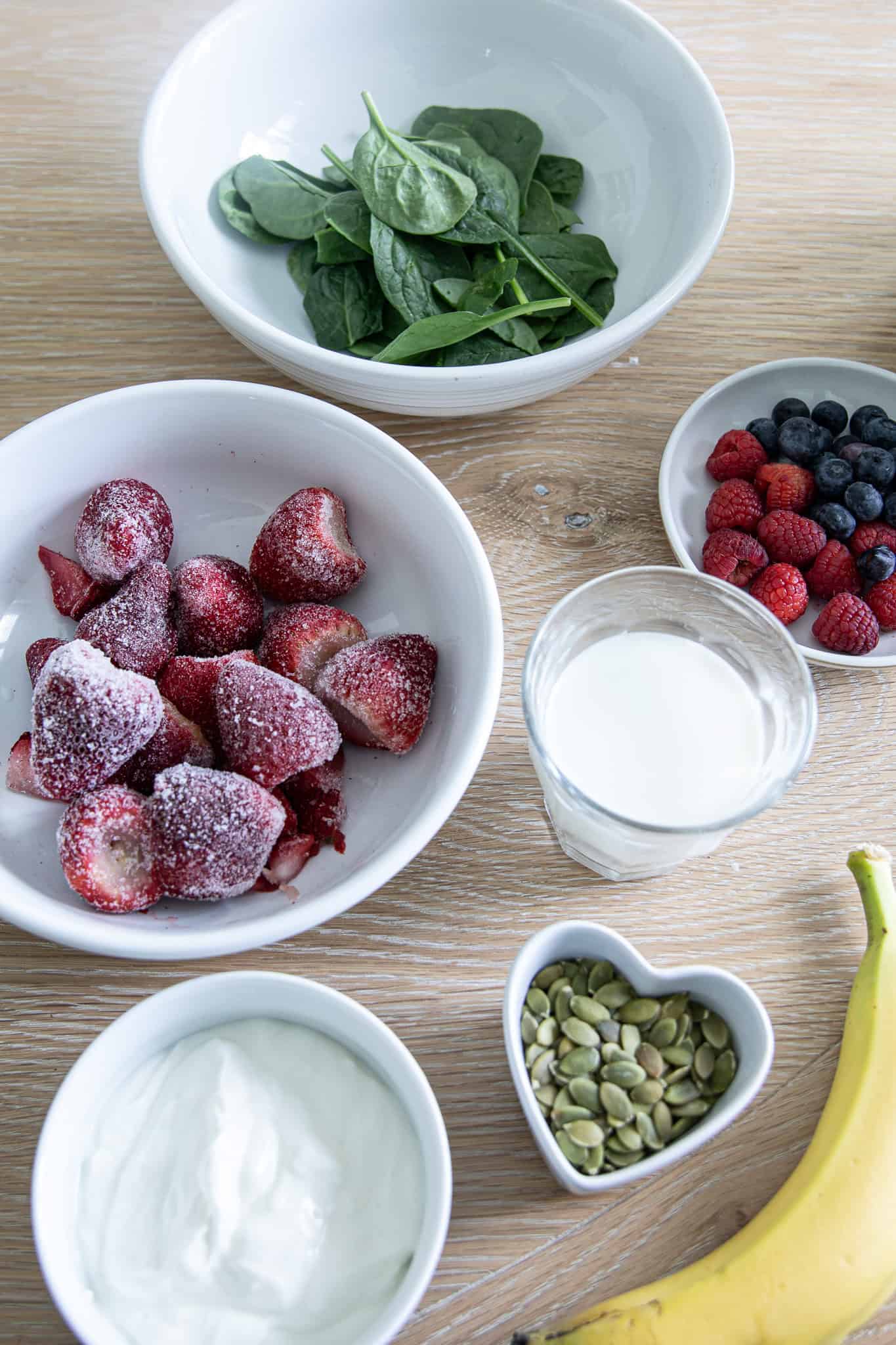 simple berry greek yogurt smoothie ingredients